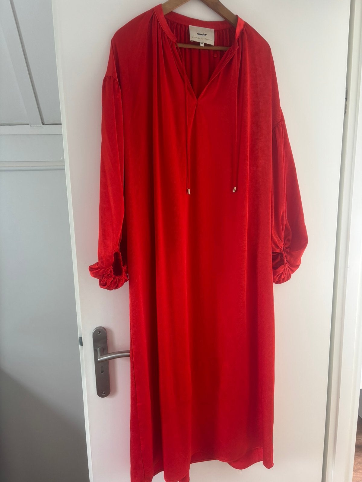 Prachtige jurk Lonneke Nooteboom x Shoeby – maat S/M, Ophalen of Verzenden, Zo goed als nieuw, Rood, Onder de knie