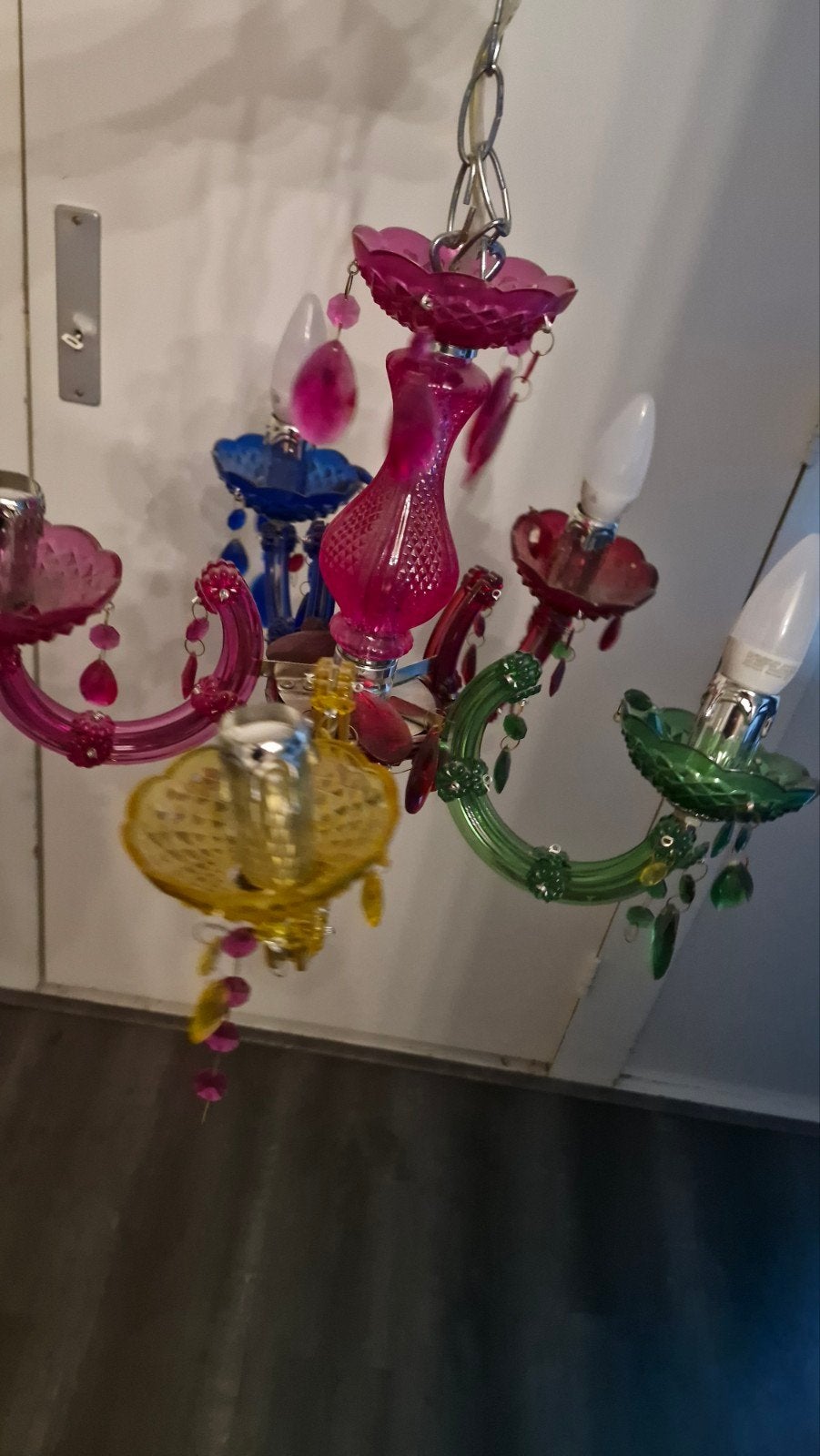 Kleurrijke kroonluchter voor kinderkamer, Huis en Inrichting, Lampen | Kroonluchters, Ophalen
