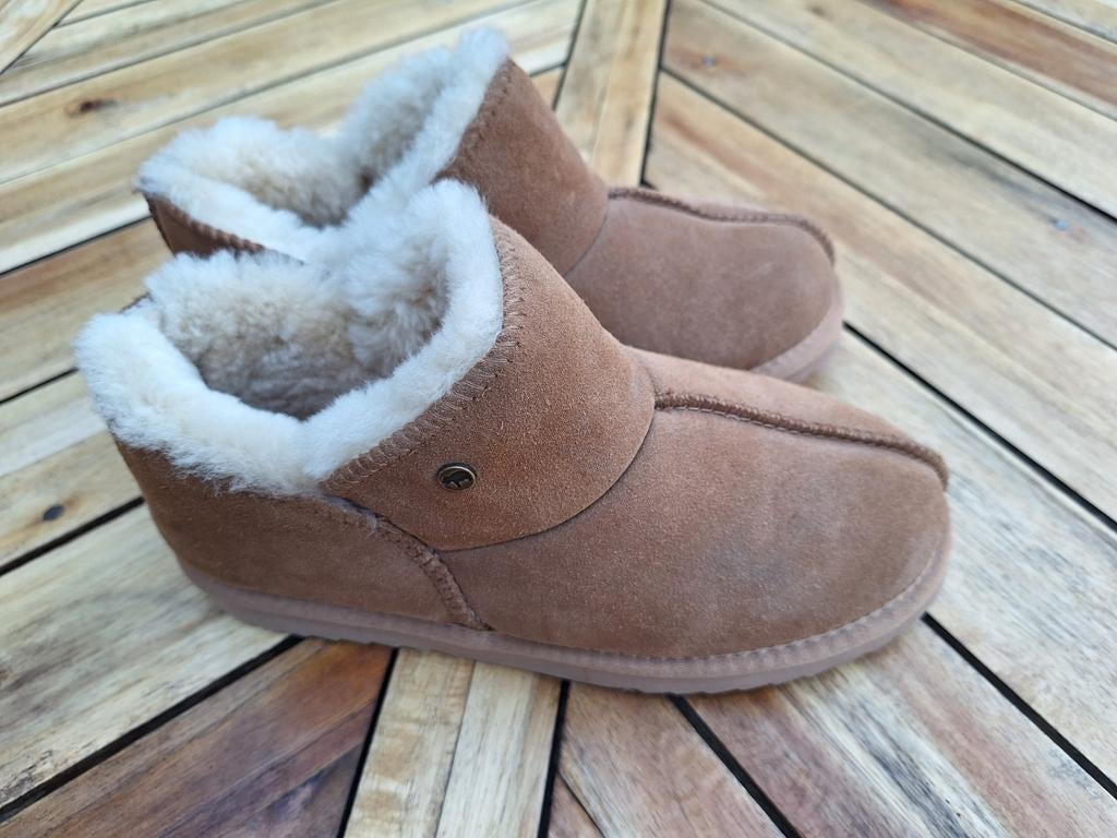 Warmbat Willow Suède Cognac Pantoffels - Maat 40, Kleding | Dames, Schoenen, Ophalen of Verzenden, Zo goed als nieuw, Bruin, Pantoffels of Sloffen