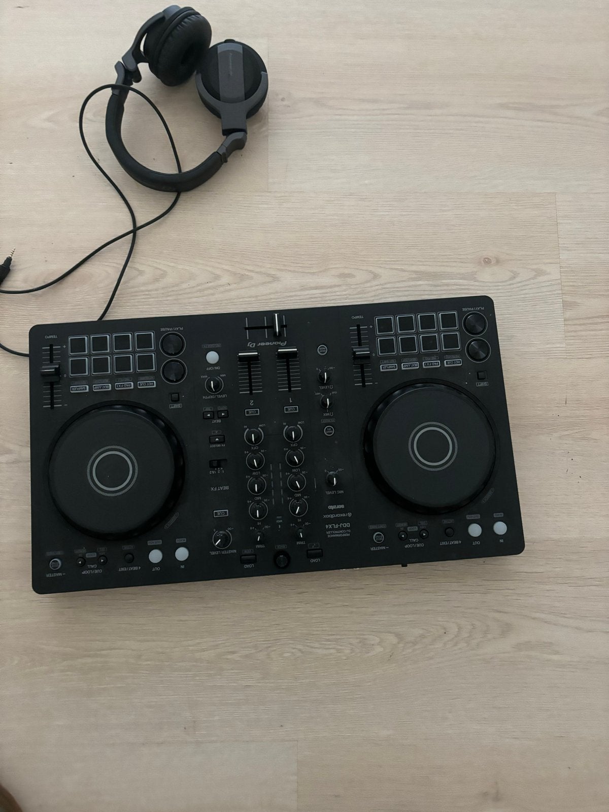 Pioneer DDJ-FLX4 DJ-controller met koptelefoon