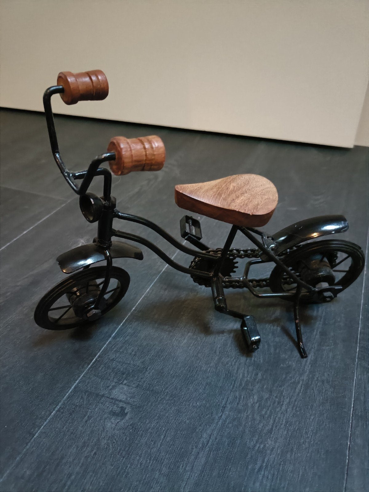Decoratieve metalen fiets miniatuur met houten details, Ophalen of Verzenden