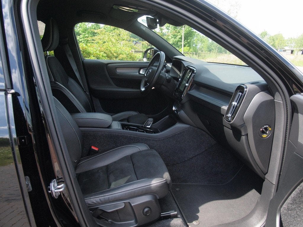 Volvo XC40 Recharge P8 AWD R-Design | SOH 91% | Trekhaak | P, Auto's, Volvo, 34 min, Gebruikt, Zwart, Origineel Nederlands