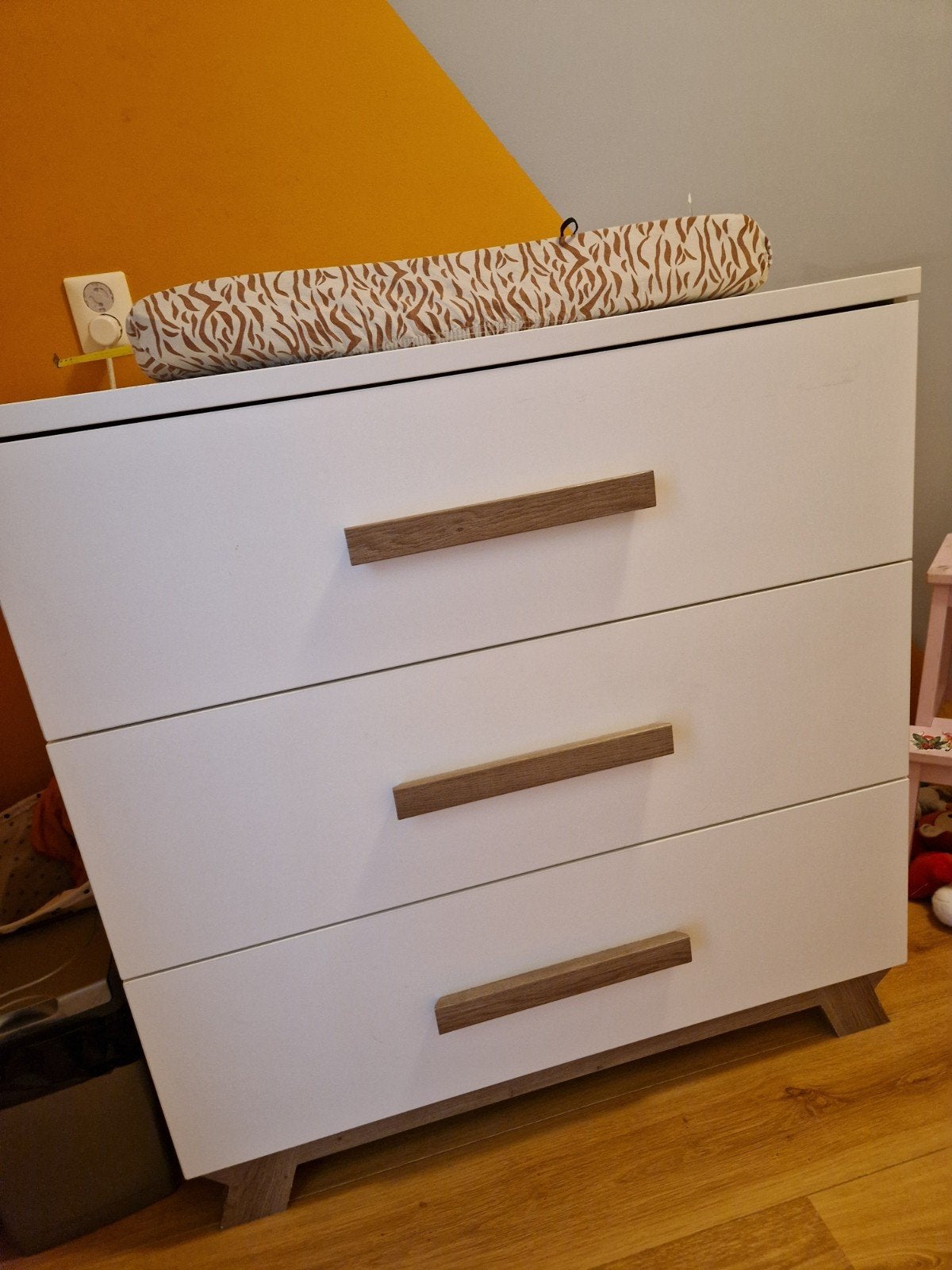 TWF Commode 'Bergen'. Wit met Houten Handgrepen en Poten, Ophalen, 50 tot 70 cm, Zo goed als nieuw, 75 tot 100 cm