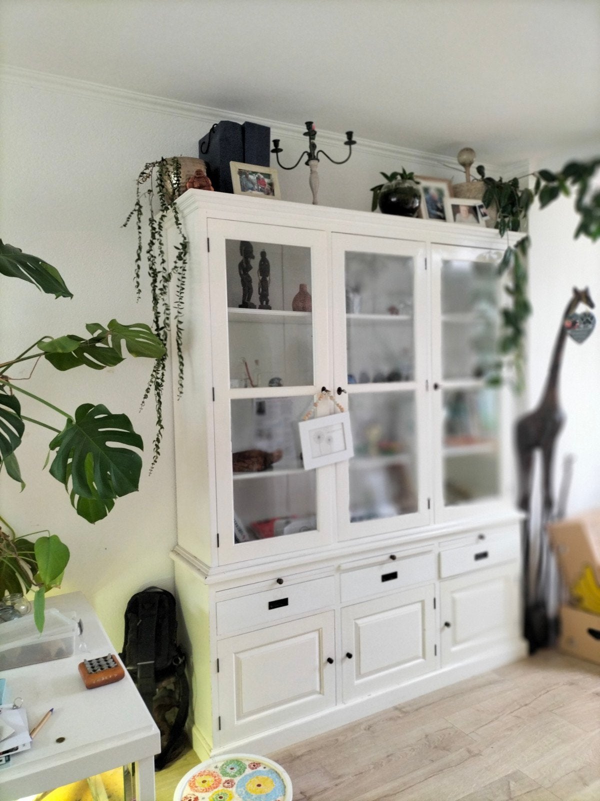 Witte vitrinekast met lades en deuren, Ophalen, Gebruikt, 100 tot 150 cm, Met lade(s)