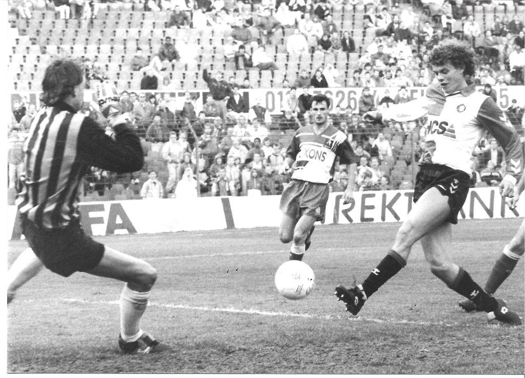 persfoto Piet Bouts 14-04-1990 Feyenoord-Sparta, Verzenden, Zo goed als nieuw, Feyenoord, Poster, Plaatje of Sticker