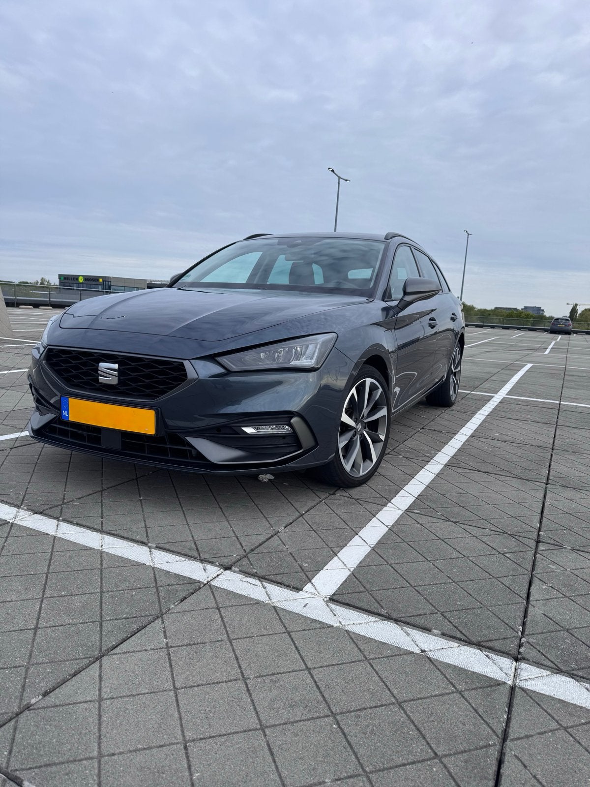 Seat leon kl8 sporttourer FR Ehybride, Auto's, Seat, 4 cilinders, Leon, Leder en Stof, 1558 kg