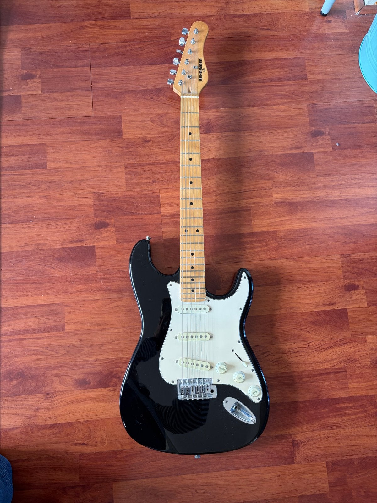 Behringer elektrische gitaar met versterker, Muziek en Instrumenten, Gebruikt, Met versterker, Solid body, Ophalen