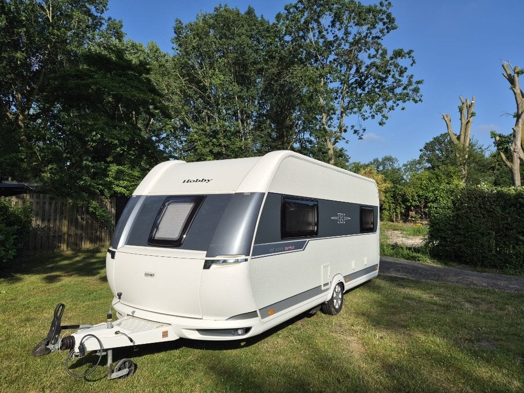 Mooie toer-caravan in zeer goede staat, Ringverwarming, 2 aparte bedden, Rondzit, Hobby