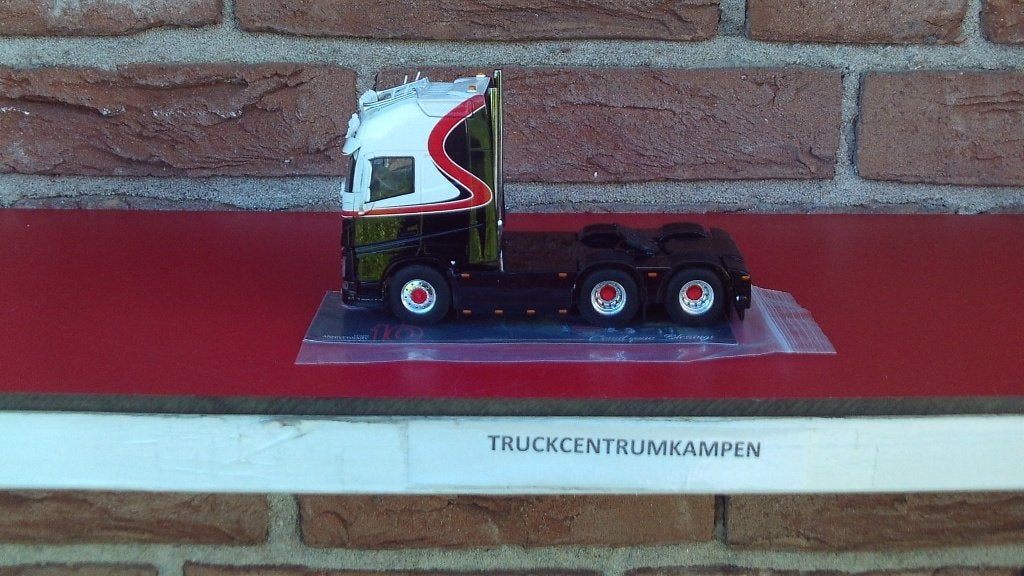 WSI  Volvo  FH4  Globetrotter  van  Nick  Willigenburg., Hobby en Vrije tijd, Modelauto's | 1:50, Ophalen of Verzenden, Nieuw