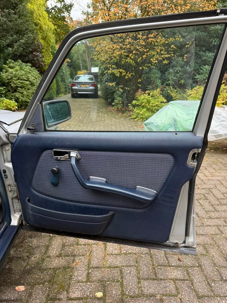 Mercedes Benz 230E 5 bak zilvergrijs met blauw project, foto 10