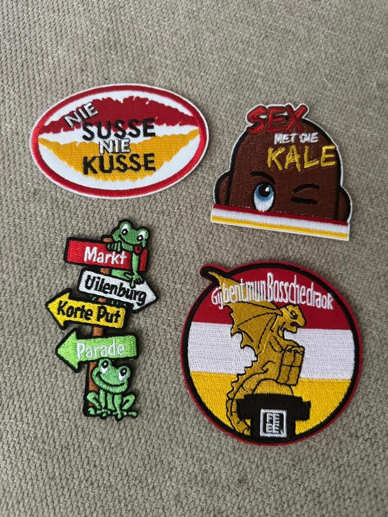 Set van 4 oeteldonk emblemen, Verzamelen, Speldjes, Pins en Buttons, Ophalen of Verzenden, Zo goed als nieuw, Overige onderwerpen