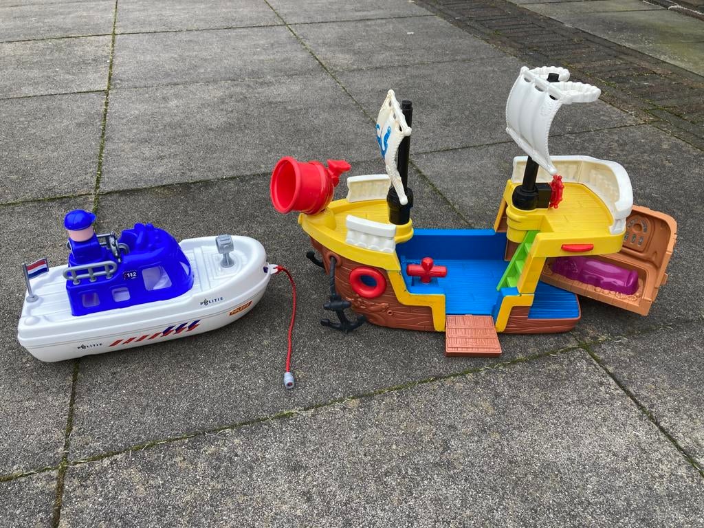 Fisher price piratenboot, en politie boot speelgoed, Ophalen, Zo goed als nieuw