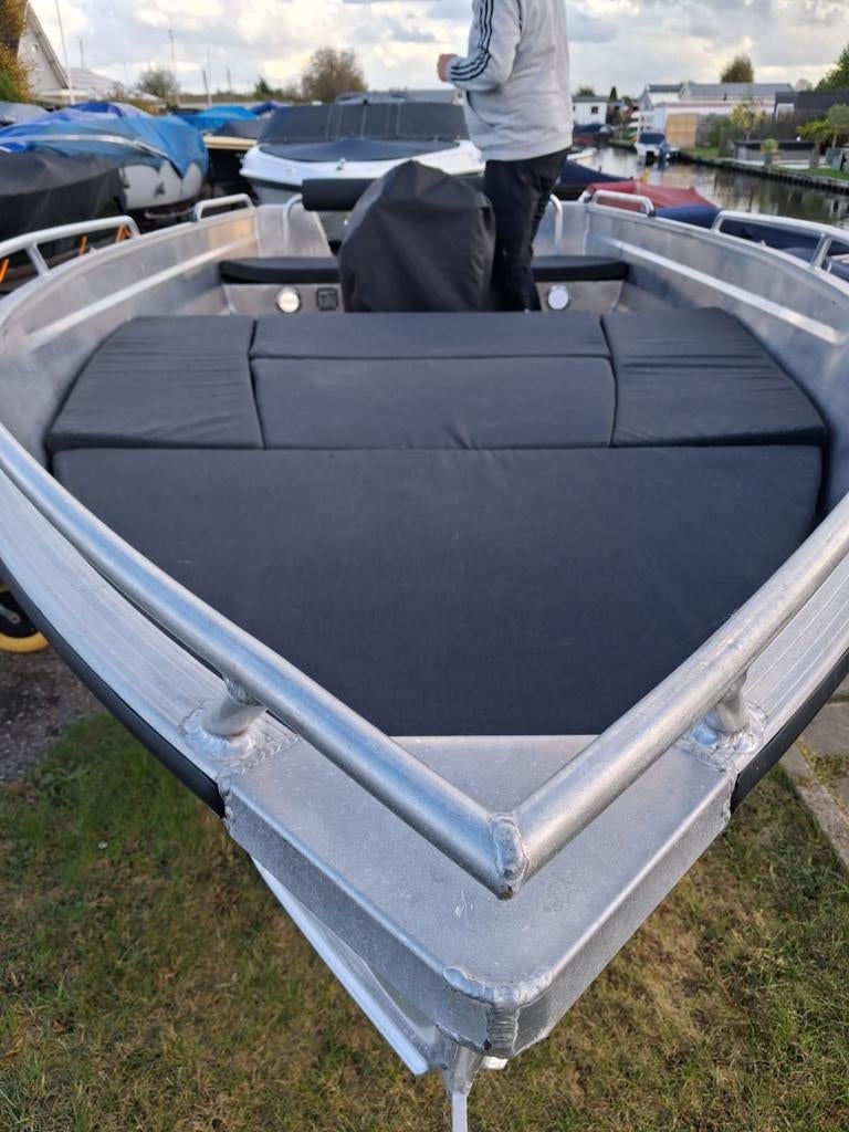 Qwest 502 R met Suzuki 50pk en kantel trailer, Drie personen of meer