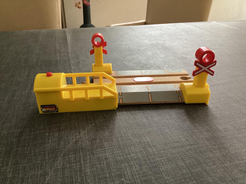 Brio onbewaakte overgang met licht en geluid, Ophalen, Zo goed als nieuw