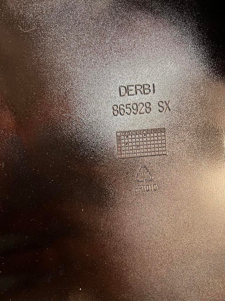 Zijscherm Rechts Derbi GPR Glans zwart, Derbi, Derbi, Nieuw, Ophalen of Verzenden