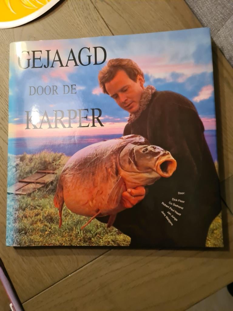 Gejaagd door de karper - Dick Floor e.a., Ophalen, Zo goed als nieuw, Overige typen