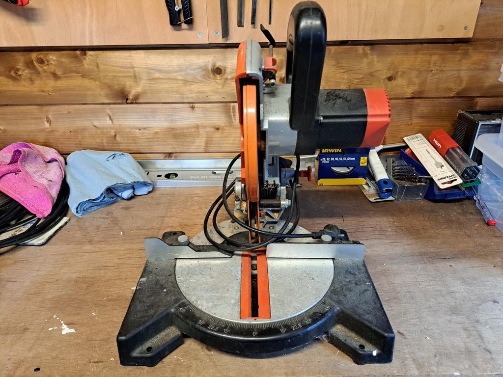 KBM Afkortzaag - 820W, 4500rpm, Doe-het-zelf en Verbouw, Ophalen, Gebruikt, KBM, 600 tot 1200 watt
