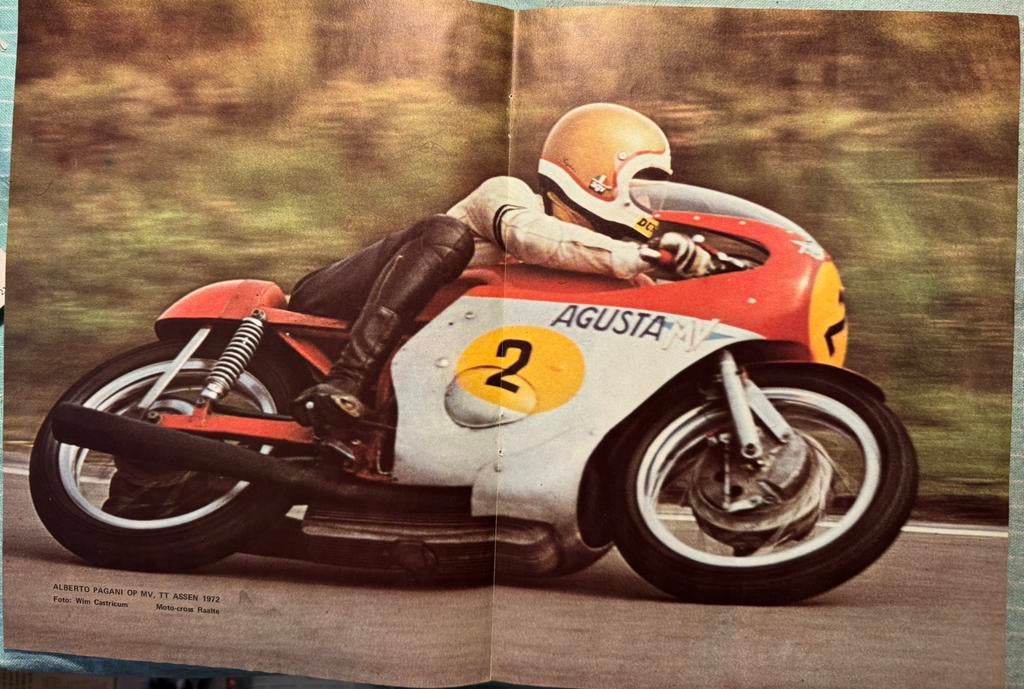 Poster 1972 Alberto Pagani op MV Agusta in TT Assen, Verzenden, Zo goed als nieuw, Motoren