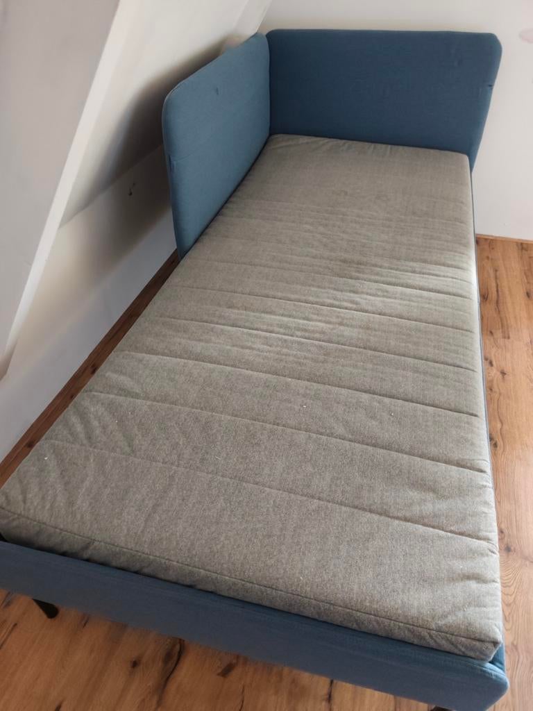 Eenpersoonsbed met blauwe bekleding, Ophalen of Verzenden