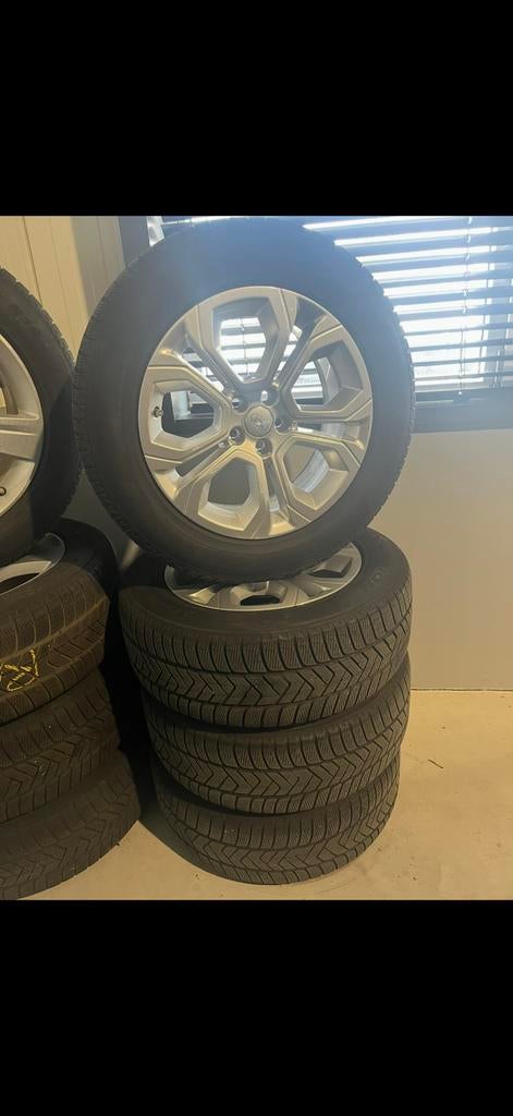 Range Rover Evoque Pirelli winterbanden set, Auto-onderdelen, Banden en Velgen, Ophalen, 18 inch, 255 mm, Banden en Velgen