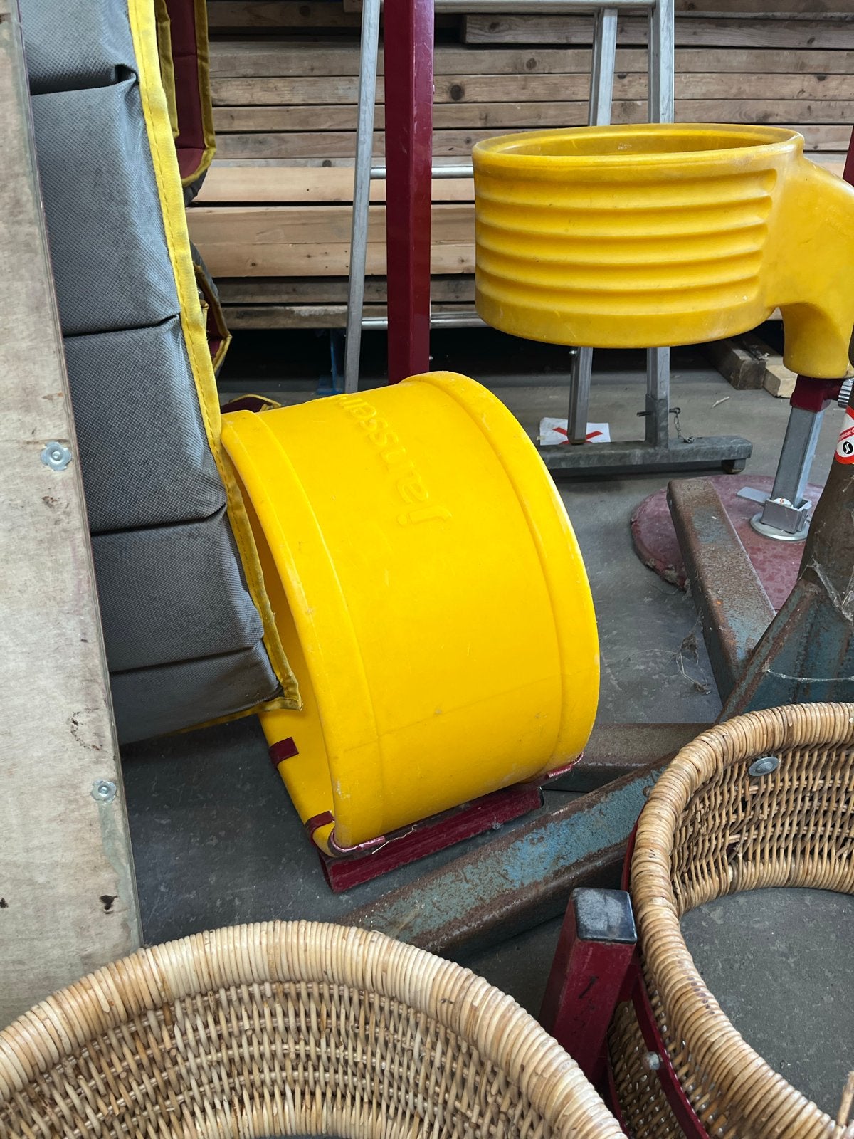 Twee korfbalpalen met lichte gebruikerssporen, Ophalen, Gebruikt, Korf of Paal
