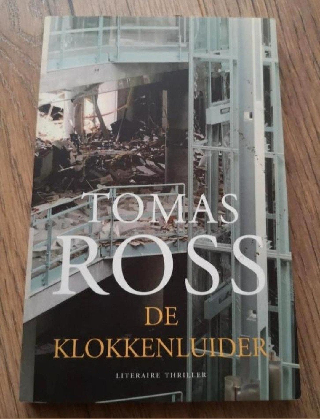 Tomas Ross - De klokkenluider, Ophalen of Verzenden, Zo goed als nieuw