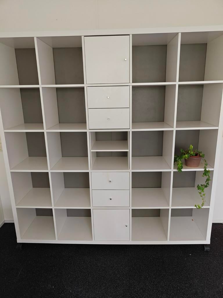 Grote witte Ikea Kallax vakkenkast met lades en deurtjes, Huis en Inrichting, Kasten | Boekenkasten, Overige materialen, Gebruikt
