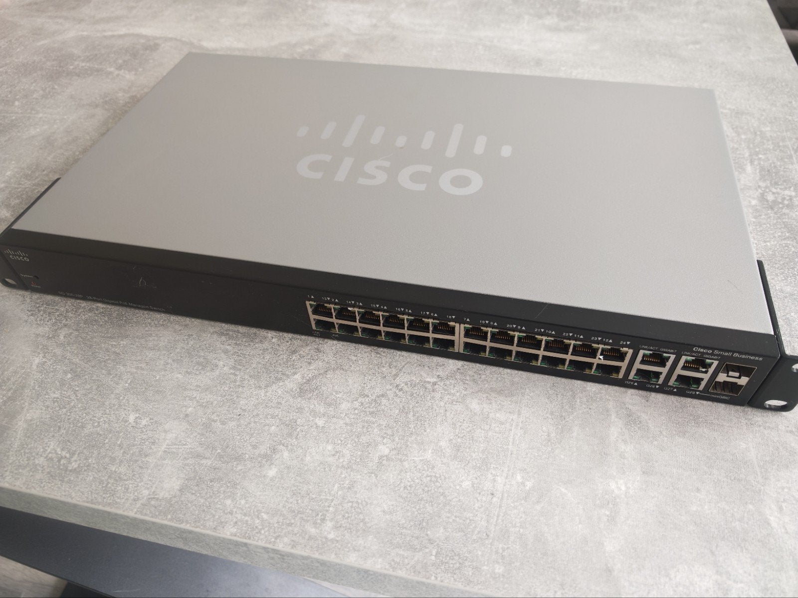 Cisco SG300-28P 28-Poort Gigabit PoE Managed Switch, Computers en Software, Netwerk switches, Ophalen of Verzenden