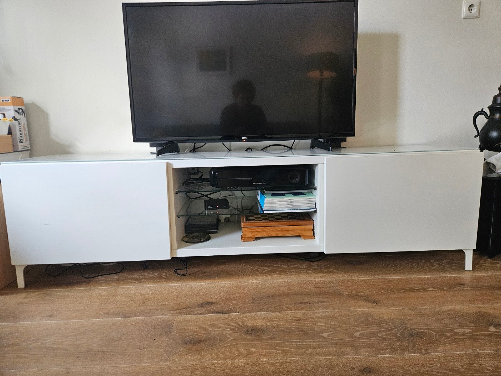 Wit TV-meubel met glazen blad - Ikea, Huis en Inrichting, Ophalen, Gebruikt, 150 tot 200 cm, Minder dan 100 cm