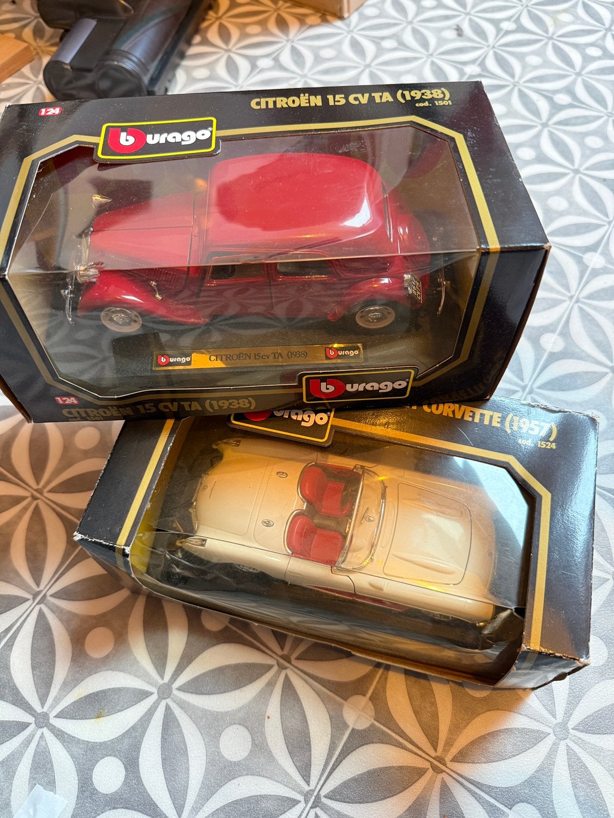 Set Bburago Chevrolet Corvette & Citroën 15CVTA 1:24 in doos, Ophalen of Verzenden, Gebruikt, Auto, Bburago