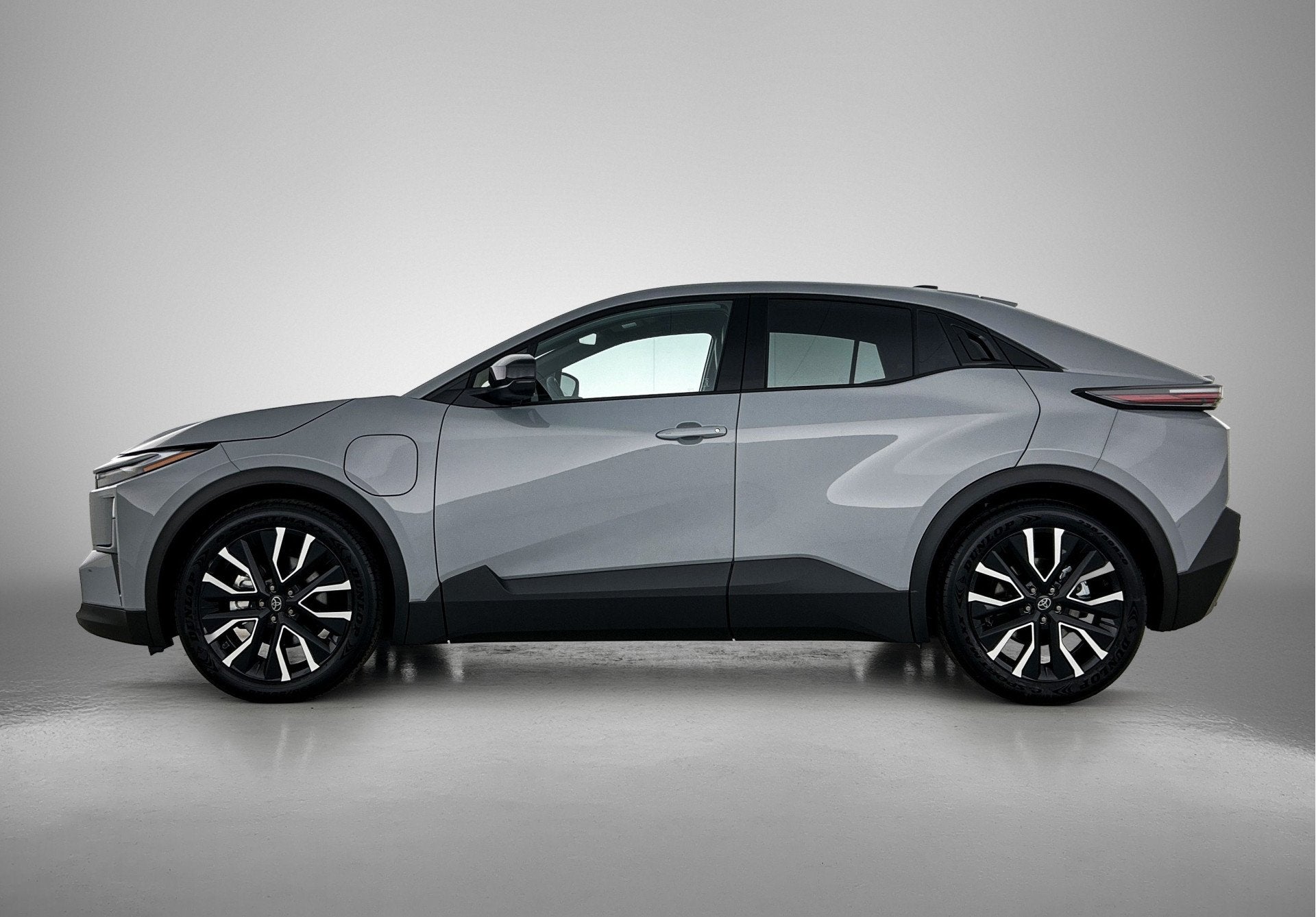 Toyota C-HR+ First Edition 77 kWh *EV-Deal* | Stoel en stuur, Auto's, Toyota, 12 maanden, Stof, 24 min, Origineel Nederlands