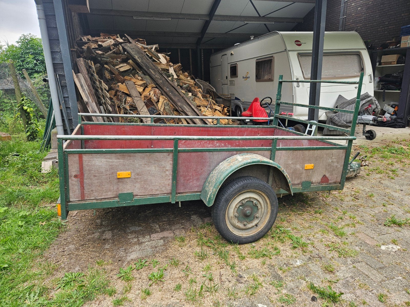 Stevige aanhanger, heeft wat aandacht nodig, basis is goed., Ophalen