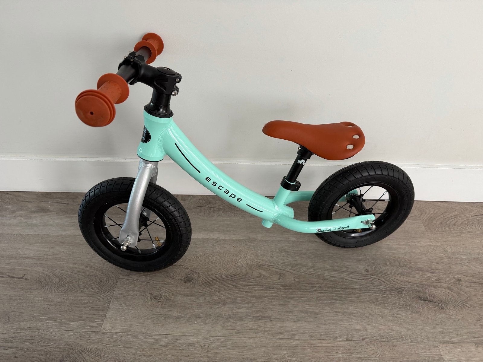 Loopfiets zo goed als nieuw - Escape Bandits and Angels, Fietsen en Brommers, Ophalen, Zo goed als nieuw, Minder dan 16 inch