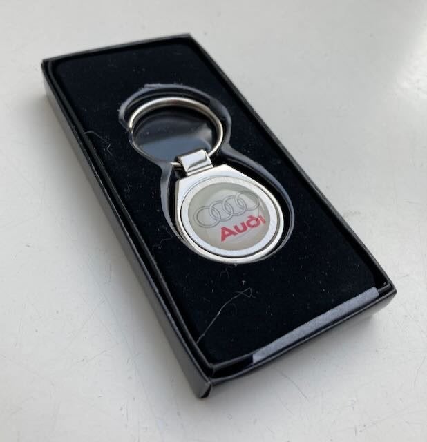 AUDI  luxe sleutelhanger  logo in doosje, Ophalen of Verzenden, Nieuw