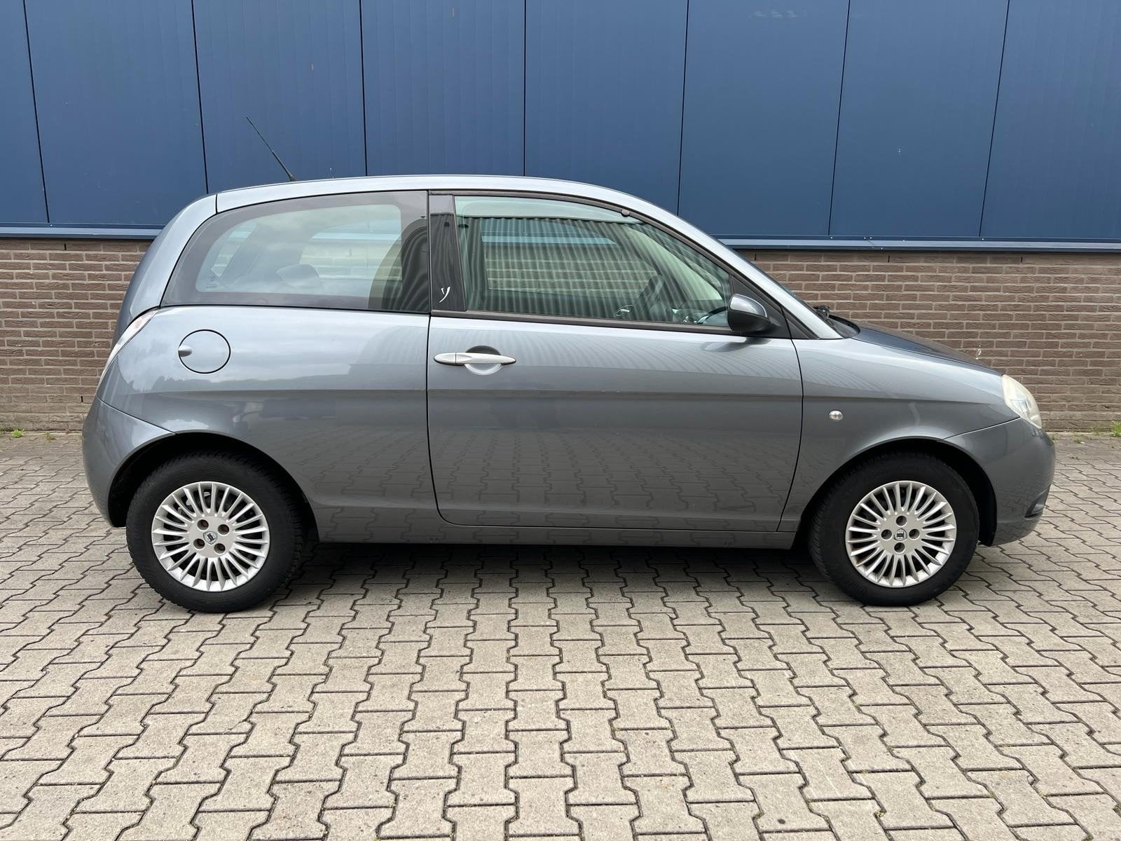 Lancia Ypsilon 1.2 2007 Grijs, Auto's, Voorwielaandrijving, Dealer onderhouden, 400 kg, Origineel Nederlands