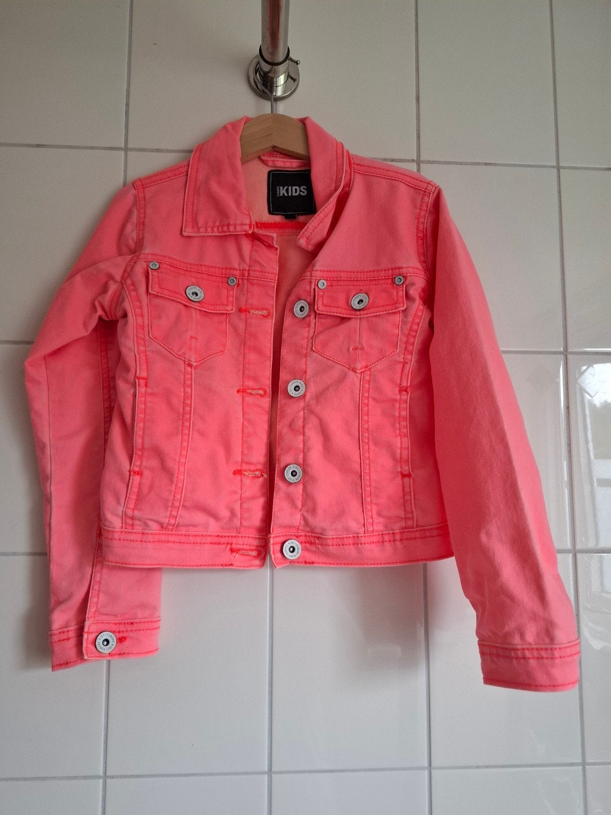 Neon Roze spijkerjasje maat 122 van europe kids #93, Kinderen en Baby's, IKids, Gebruikt, Meisje, Ophalen of Verzenden