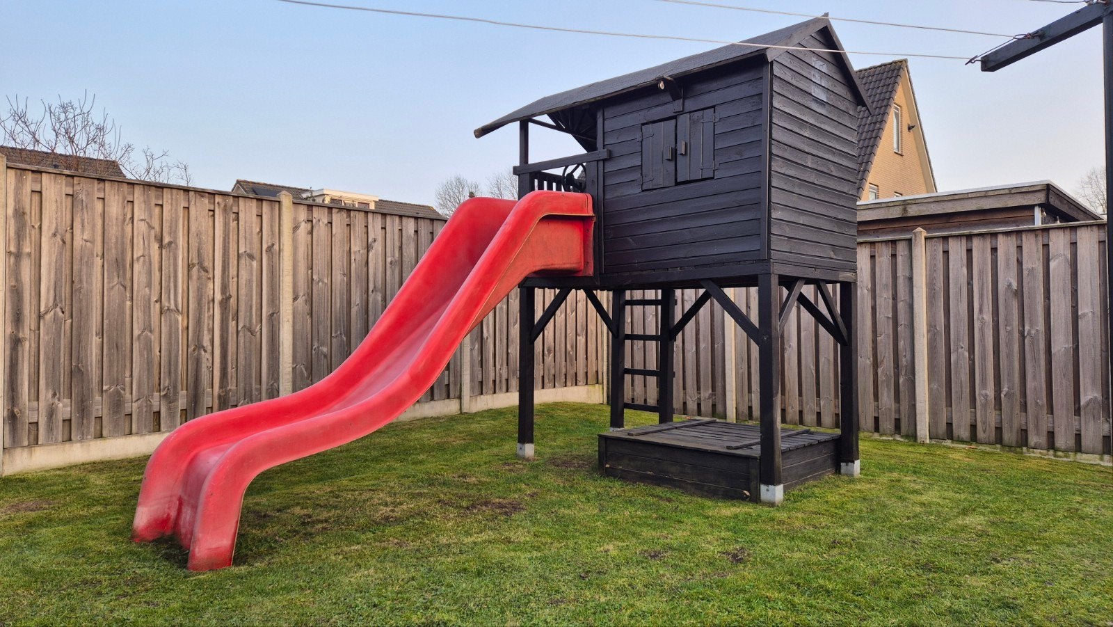 Houten speelhuisje met glijbaan en zandbak, Ophalen, Gebruikt, Zandbak
