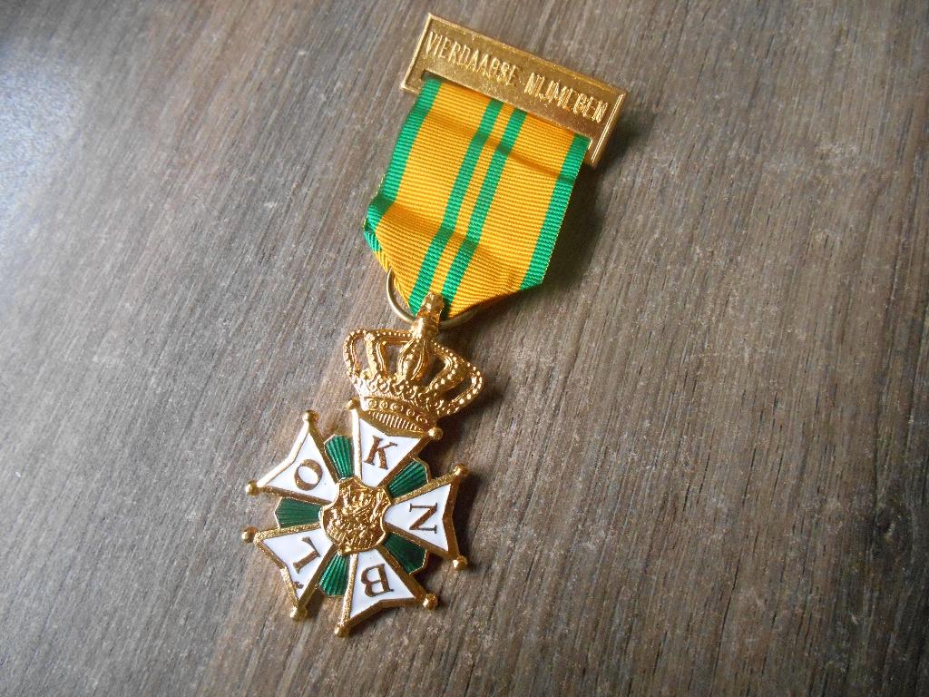 Medaille Vierdaagse Nijmegen voor 11 keer lopen, Ophalen of Verzenden, Landmacht, Nederland, Lintje, Medaille of Wings