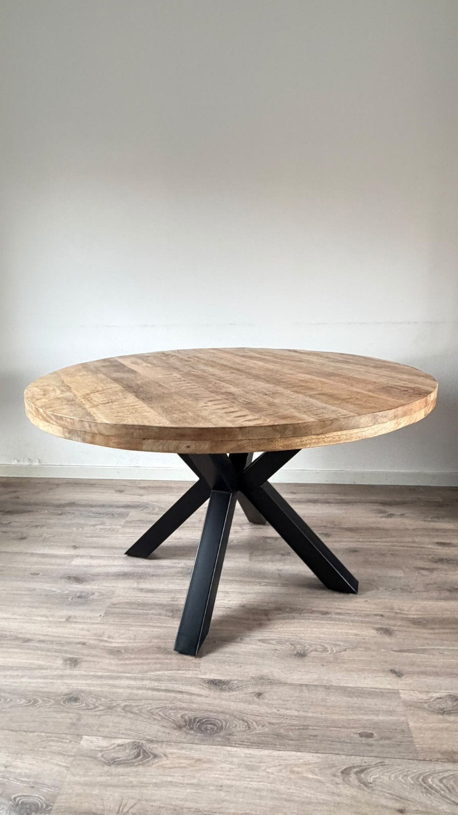 Ronde eettafel mangohout met zwart metalen onderstel, Rond, Industrieel, Modern, Zo goed als nieuw, Vier personen