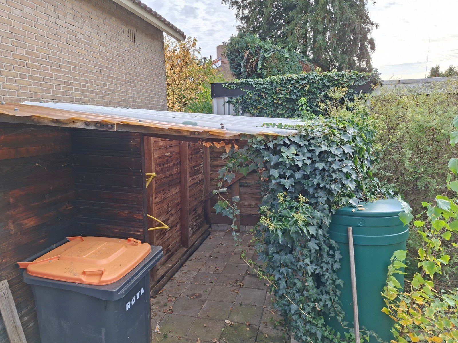 Gratis afdak met dakgoot inclusief regenton. Goede staat!!, 150 liter of meer, Ophalen, Gebruikt, Kunststof
