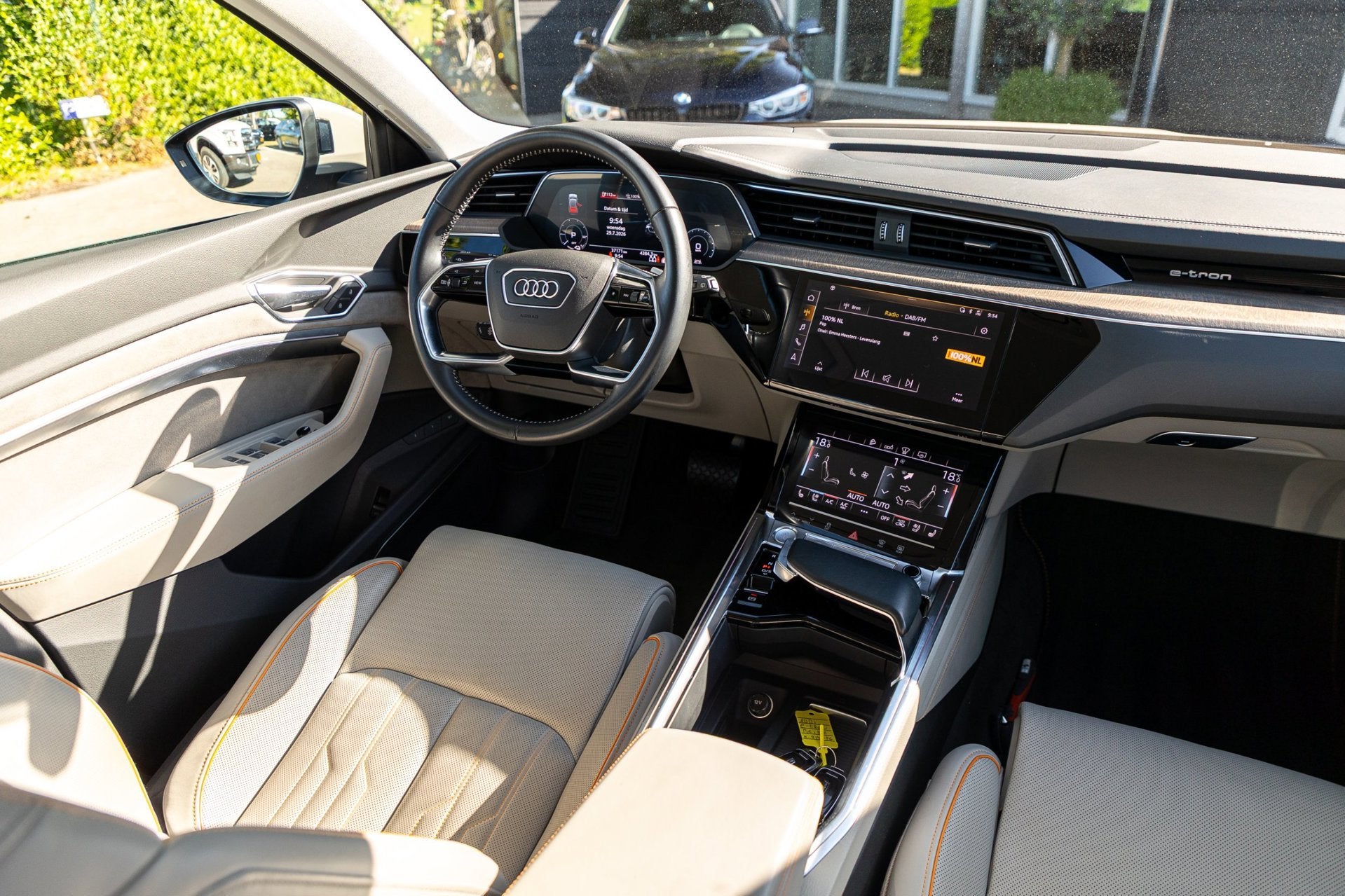 Audi E-tron E-tron 55 quattro advanced Pro Line Plus 95 kWh, Auto's, Audi, Automaat, 131 €/maand, Beige, 95 kWh