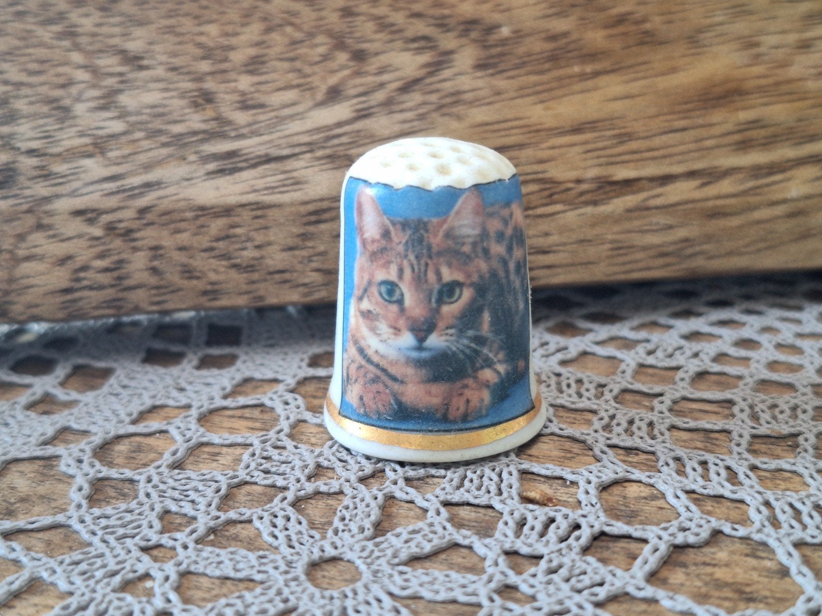 Vingerhoedje met kattenafbeelding - Porselein, Verzamelen, Vingerhoedjes, Ophalen of Verzenden