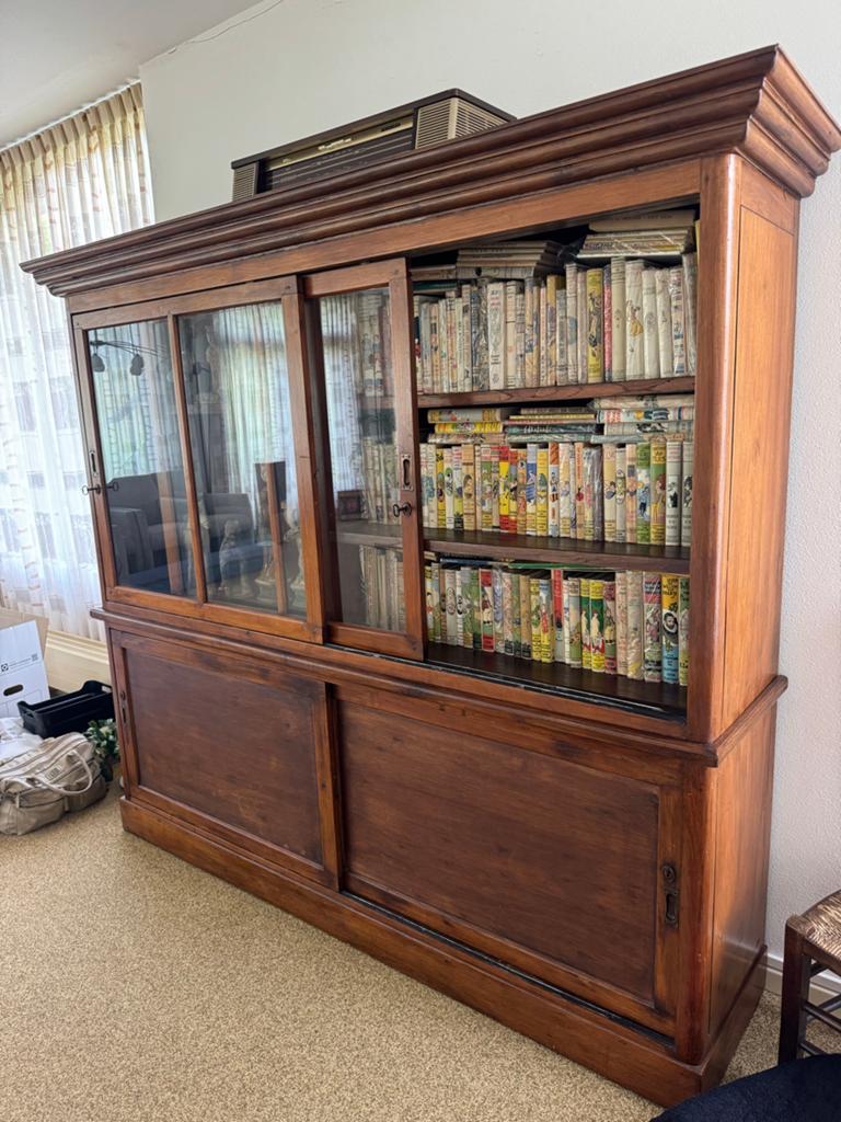 Grote houten vitrinekast met schuifdeuren, Ophalen