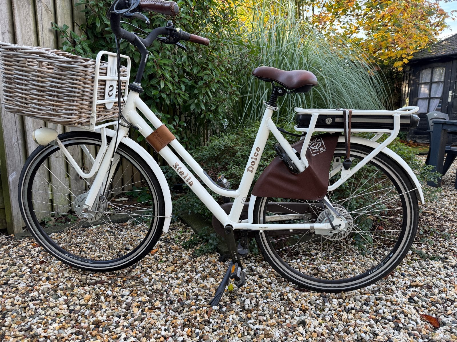 Stella Dolce E-bike L met mand en 2036 km op de teller, 55 tot 59 cm, Ophalen, Zo goed als nieuw, 50 km per accu of meer