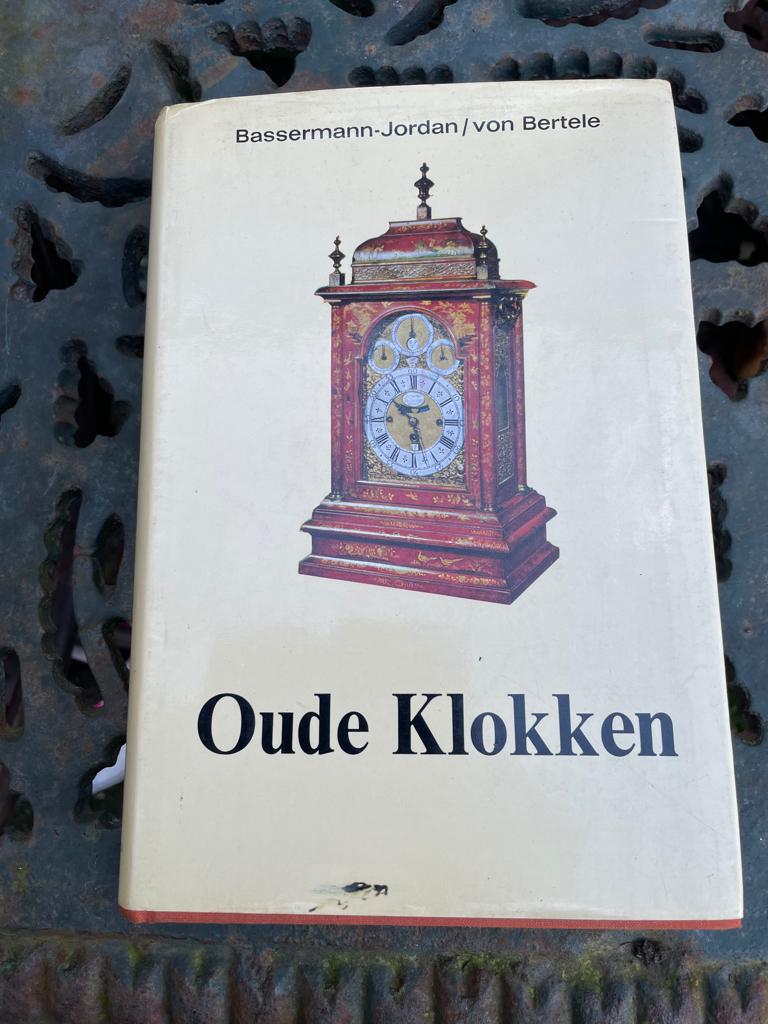 heel dik boek over oude en antieke klokken., Antiek en Kunst, Antiek | Klokken, Ophalen of Verzenden