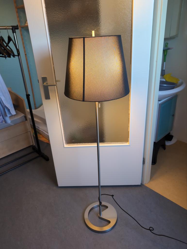 2x Ikea Nyfors Moderne staande lamp met donkere kap, Ophalen, Gebruikt, Stof, Modern