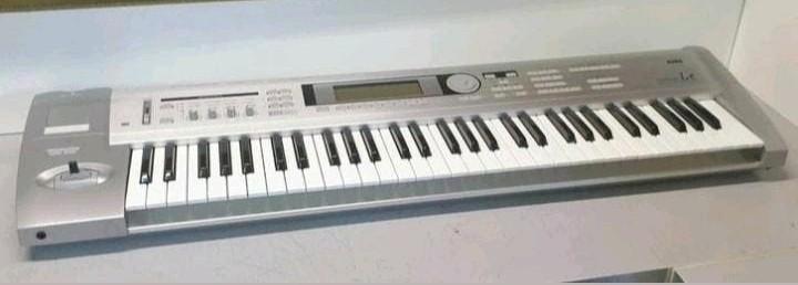 Korg Triton Le keyboard music work station in koffer, Ophalen, Gebruikt, 61 toetsen, Korg