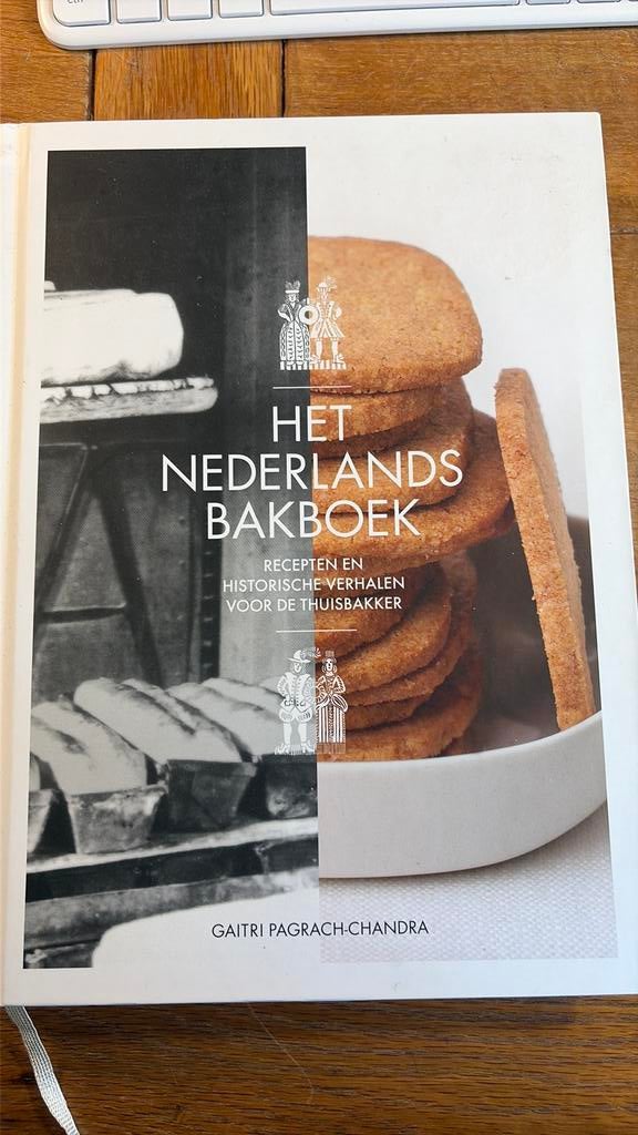 Gaitri Pagrach-Chandra - Het Nederlands bakboek, Gaitri Pagrach-Chandra, Ophalen of Verzenden, Zo goed als nieuw, Nederland en België
