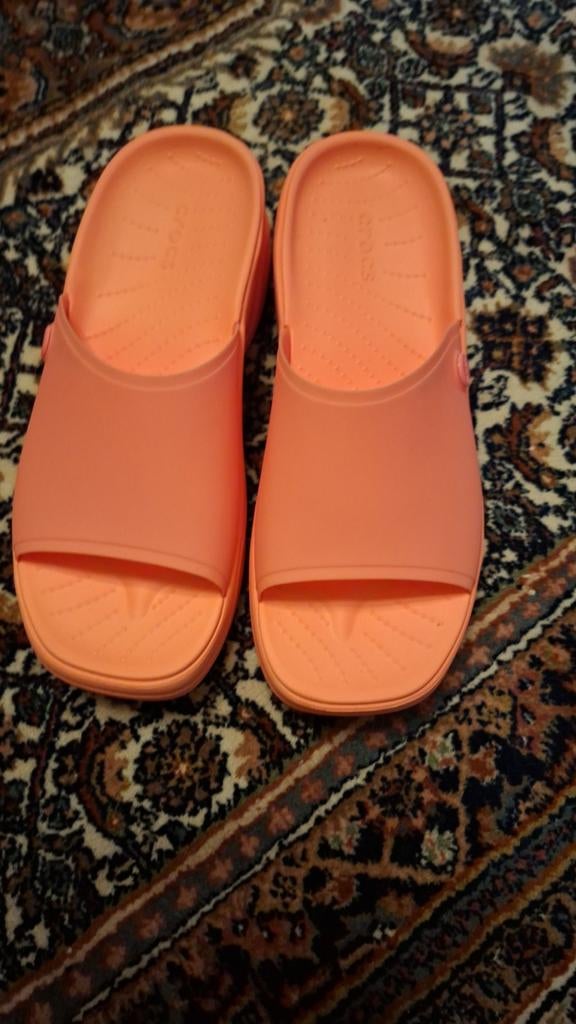 Oranje Crocs slippers maat W8 (ongeveer 38/39), Oranje, Zo goed als nieuw, Crocs, Ophalen