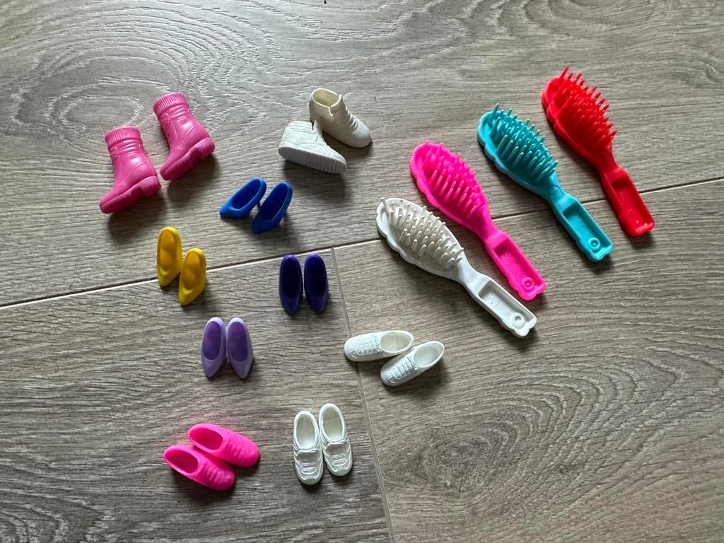Barbieschoenen en borstels, Ophalen of Verzenden, Zo goed als nieuw, Pop